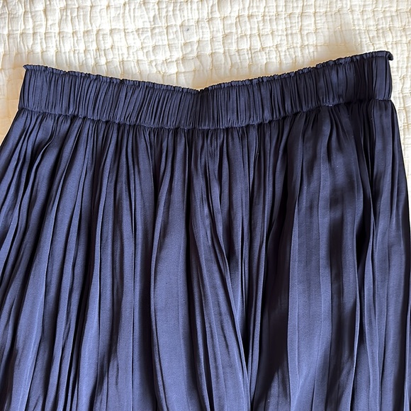 Softly Pleated Black Gap Skirt - Picture 3 of 5